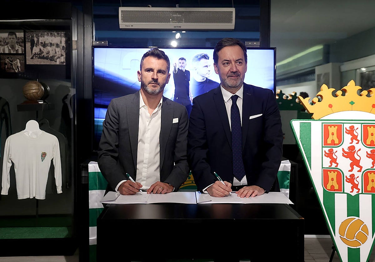 El acuerdo de renovación de Iván Ania con el Córdoba CF, en imágenes