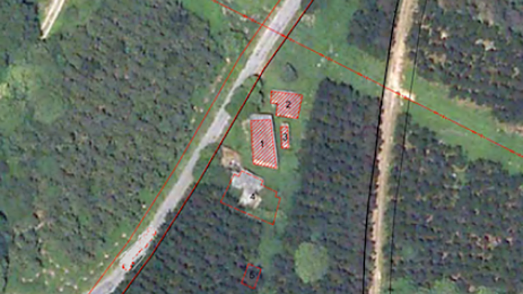 Ponen a la venta una aldea en Galicia por 65.000 euros: seis edificaciones reformadas y 13.000 metros cuadrados