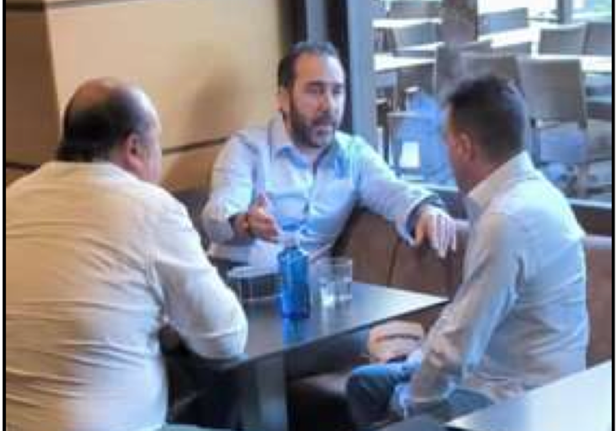 Víctor de Aldama con Claudio Rivas (a su derecha) y otro investigado en una cafetería de Madrid