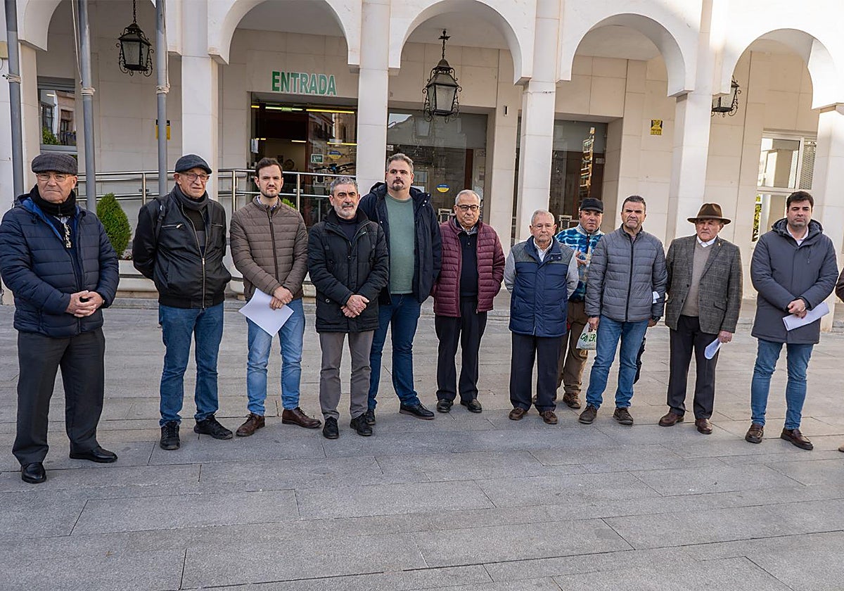 Miembros de la plataforma ciudadana de Lucena que busca apoyos para reclamar el hospital