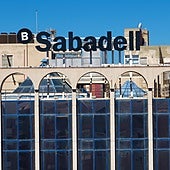 Los empresarios valencianos lamentan la decisión «más política que económica» del Sabadell