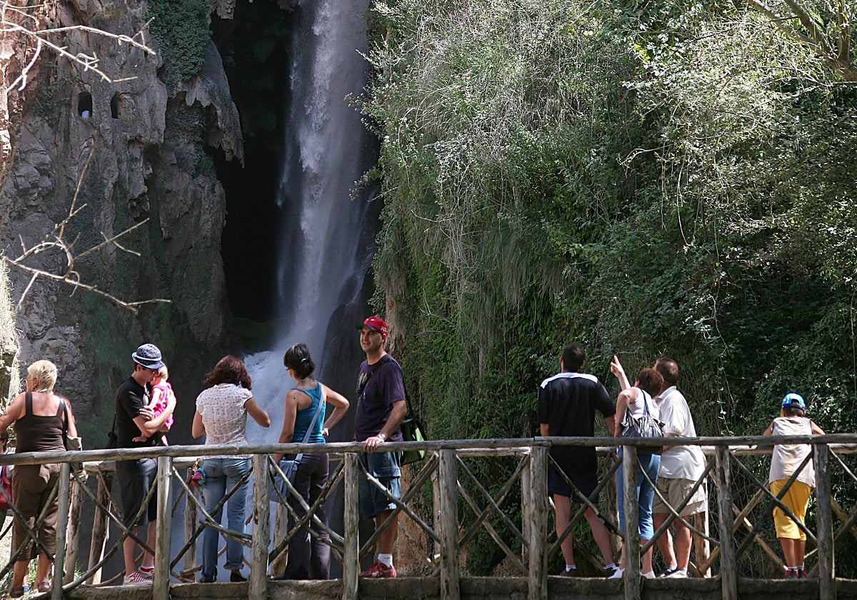 La icónica cascada quedó destrozada por el barro de la DANA