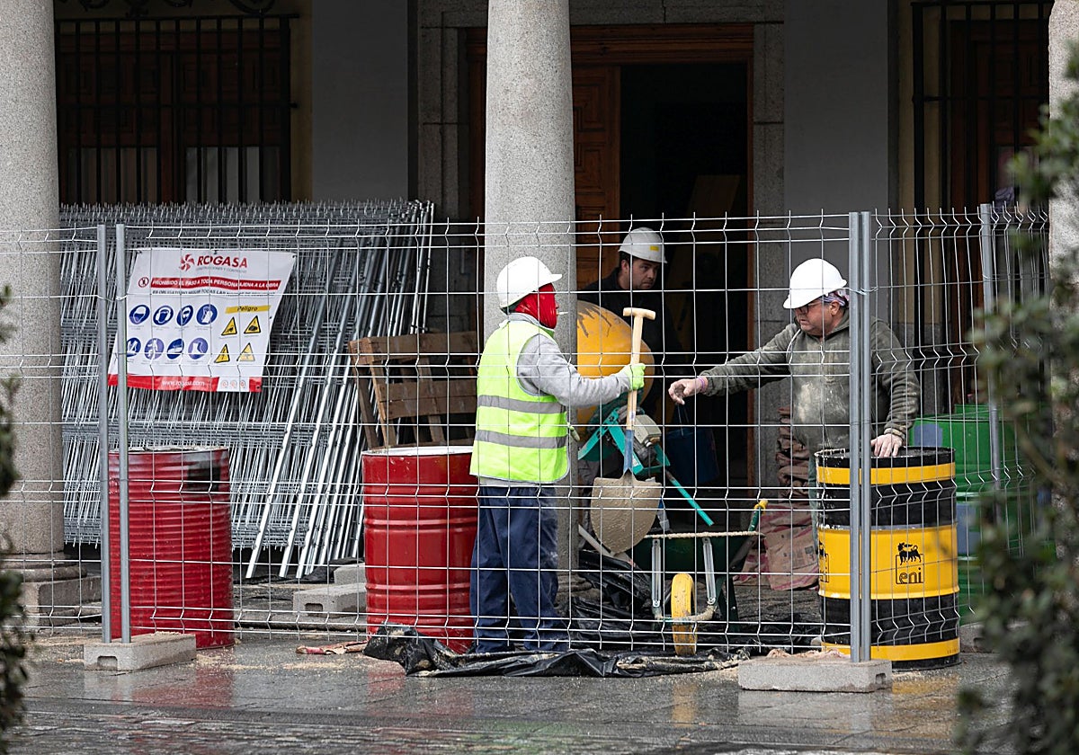 Operarios en el exterior de la Delegación