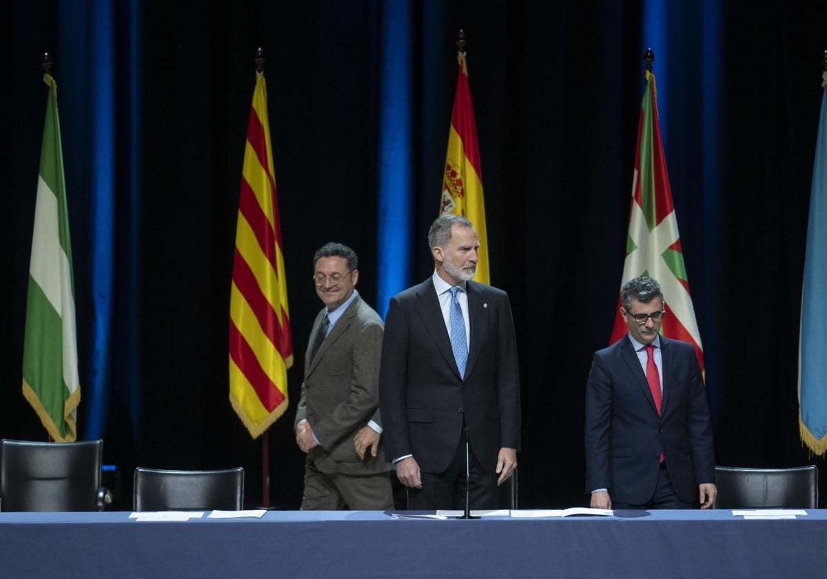 El Rey Felipe VI, acompañado por el fiscal general del Estado, Álvaro García Ortiz (i), y el ministro de Justicia, Félix Bolaños (d) durante la entrega de despachos a los nuevos jueces, en Barcelona