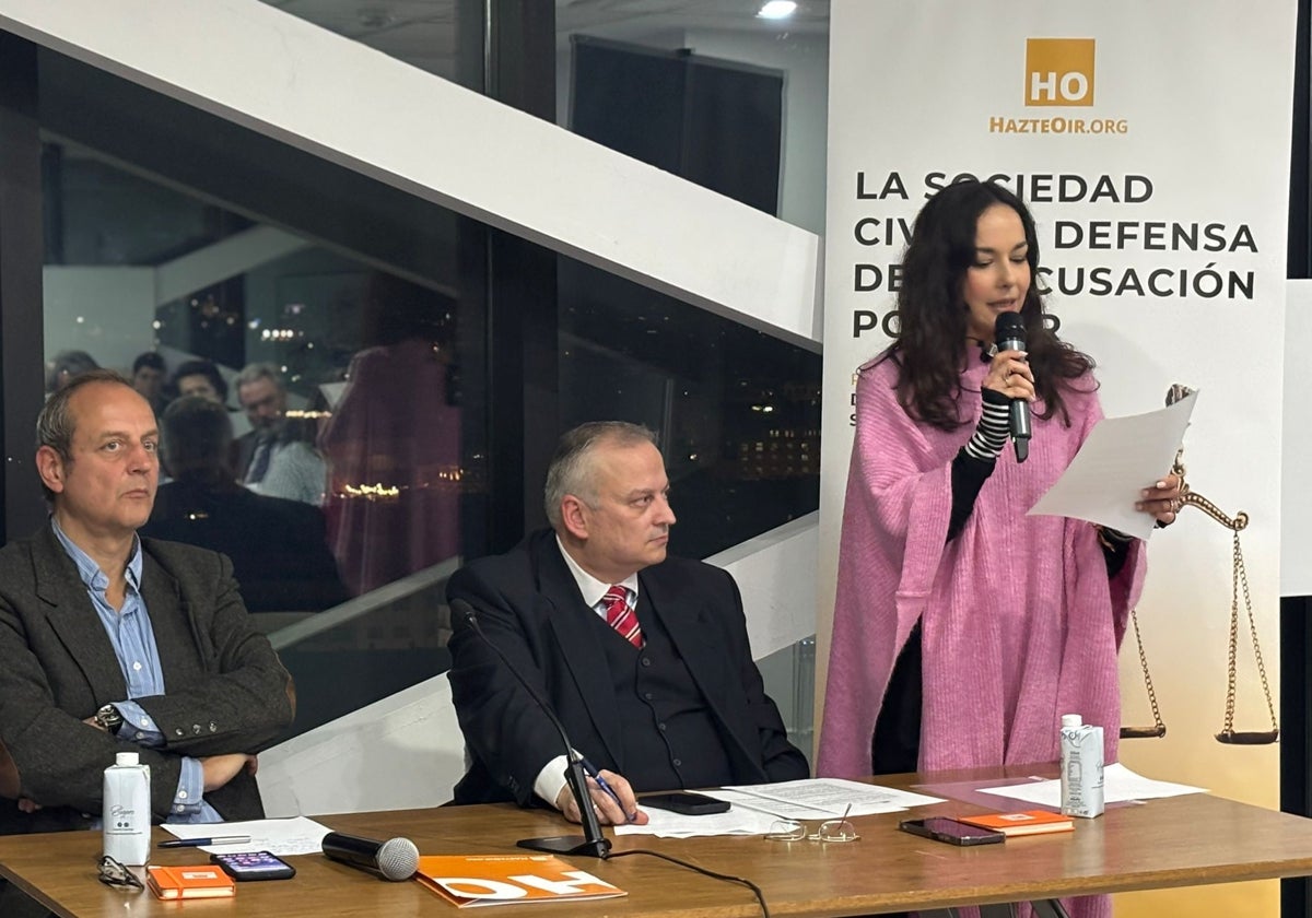 Luis Losada, Javier María Pérez-Roldán y Nouna Lozano durante la lectura del manifiesto