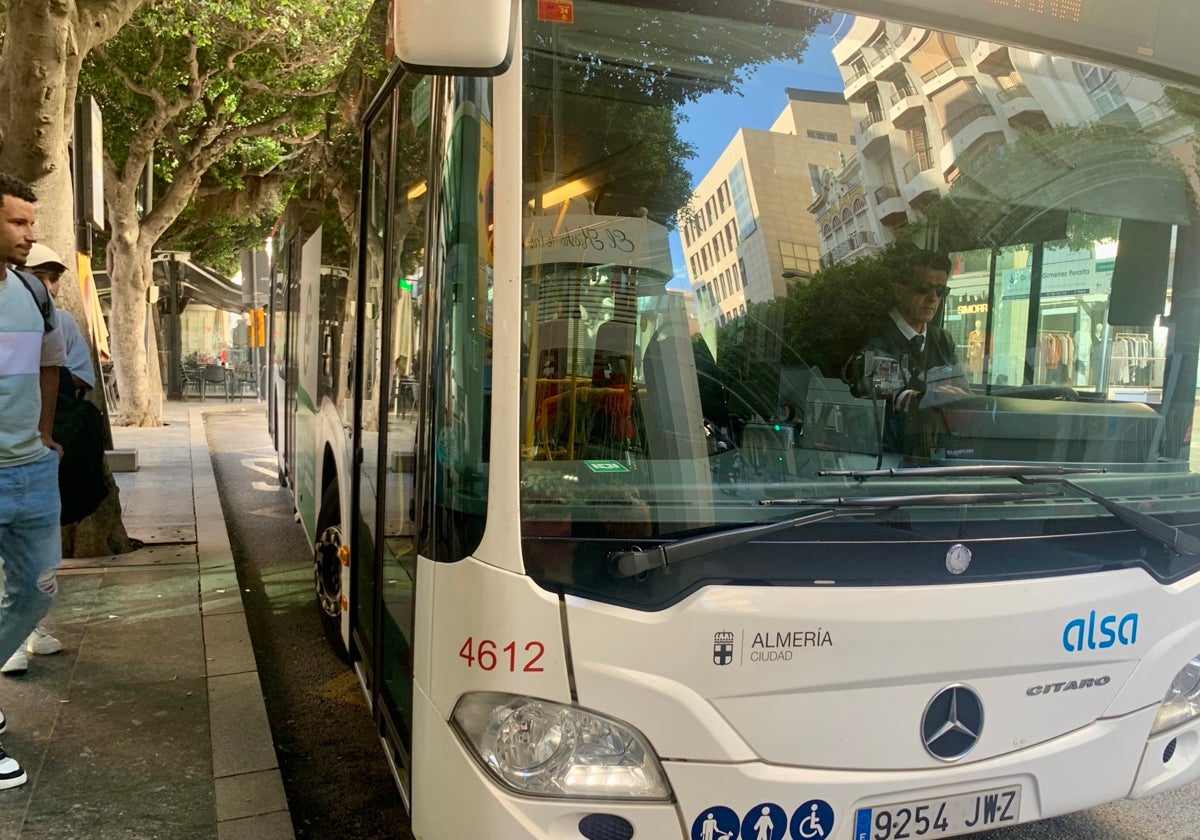 Usuarios aguardan para subirse en un bus urbano en Almería