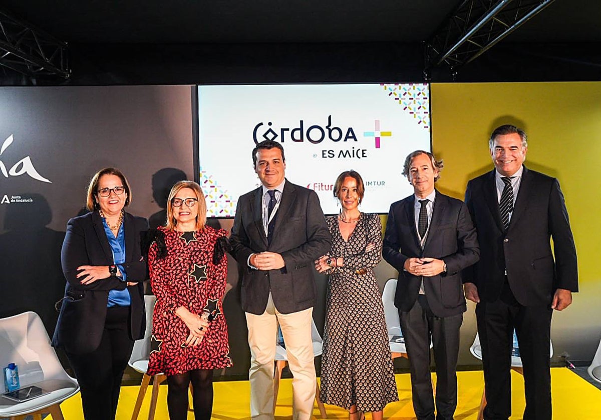 El alcalde, en el centro durante la presentación de la actividad en Madrid