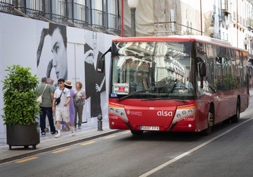 Un autobús en la avenida Reyes Católicos, en imagen de archivo