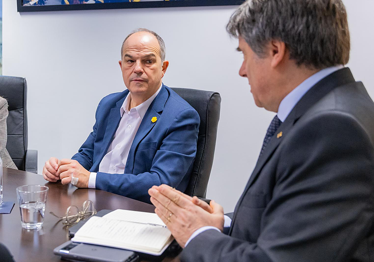 Jordi Turull, con Carles Puigdemont, antes de la reunión de la cúpula de Junts en Bélgica la semana pasada