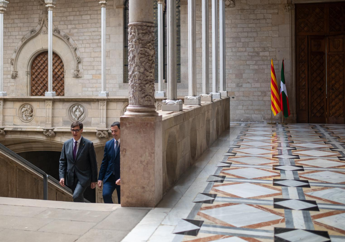 Salvador Illa e Imanol Pradales, hoy, en el Palacio de la Generalitat de Cataluña, en Barcelona, antes de la reunión entre ambos