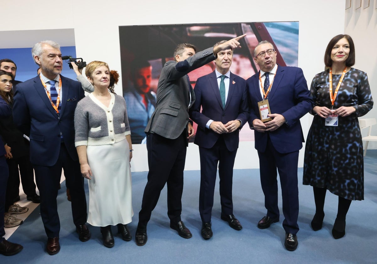 El presidente de la Generalitat, Carlos Mazón, recibe al presidente del PP, Alberto Núñez Feijóo, en el stand de la Comunidad Valenciana en Fitur