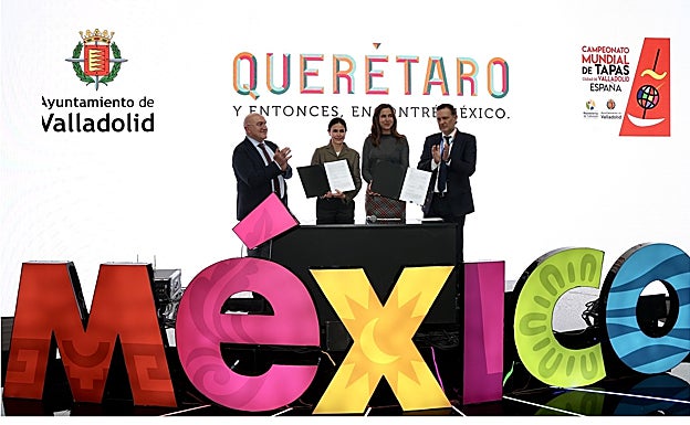 El alcalde de Valladolid, Jesús Julio Carnero, y el gobernador de Querétaro, Mauricio Kuri González, firman un acuerdo de colaboración en materia de promoción turística