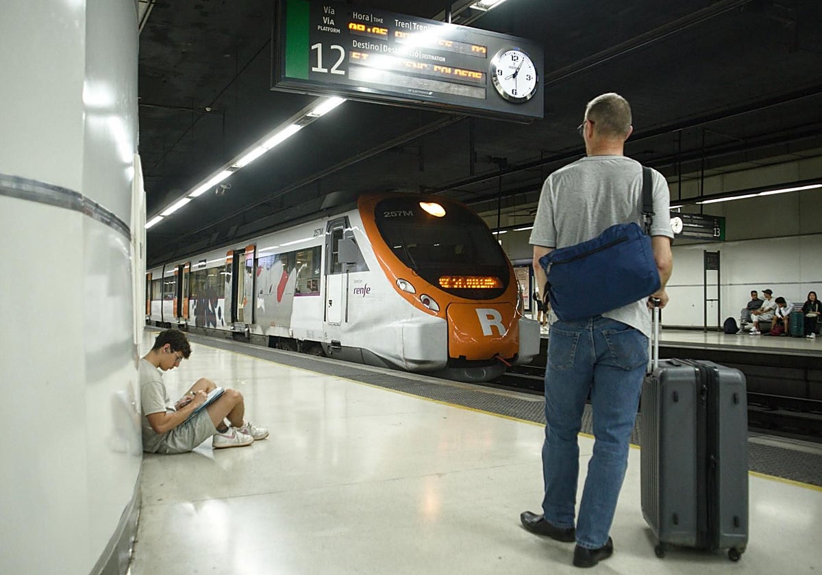 Un usuario de Rodalies, esperando un tren en la estación de Sants