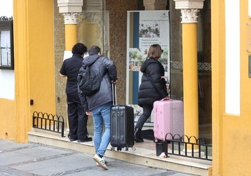 Dos turistas, este miércoles entrando a un hotel del entorno de la Mezquita-Catedral