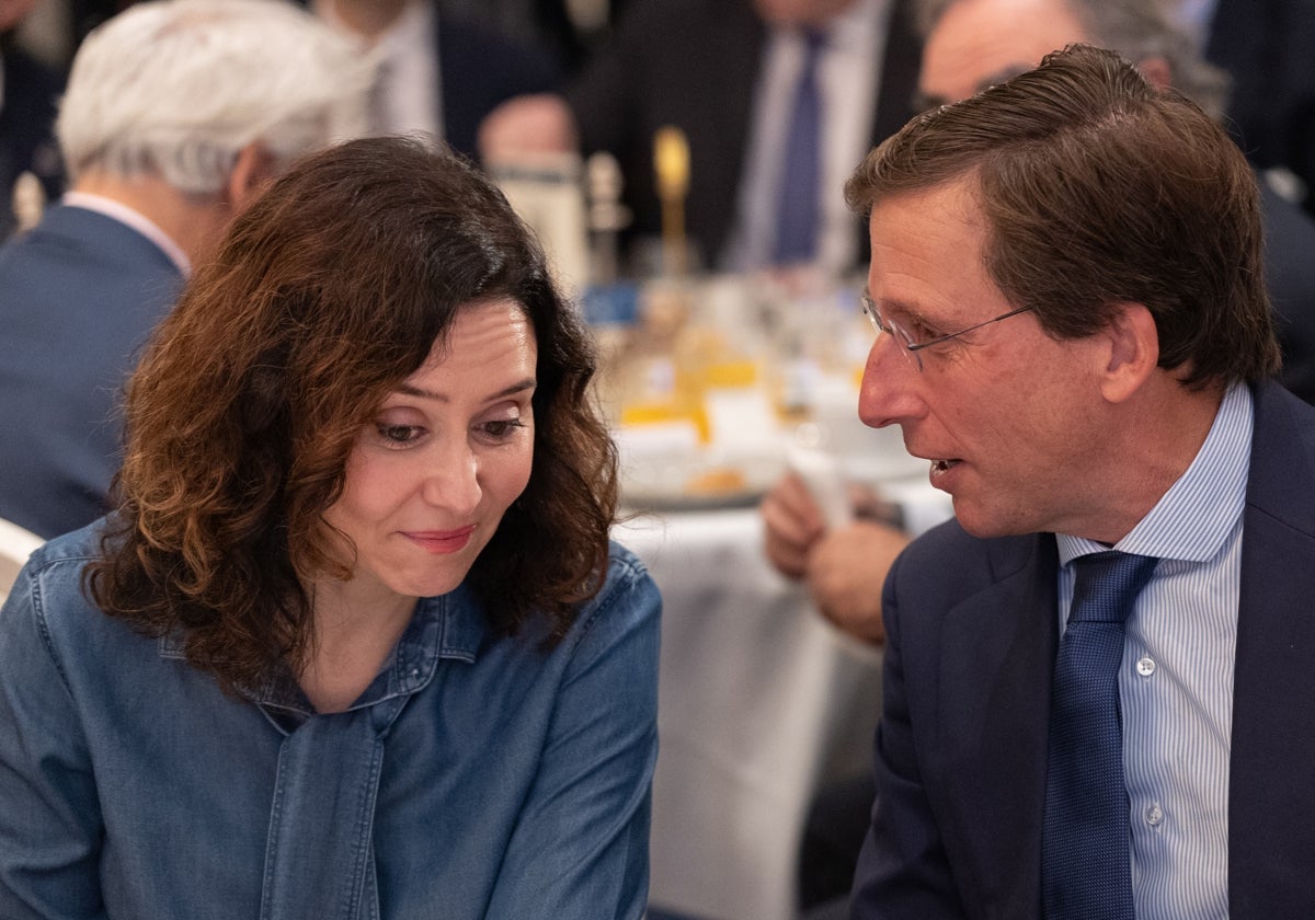 Isabel Díaz Ayuso y el alcalde de Madrid, José Luis Martínez-Almeida, durante un desayuno informativo