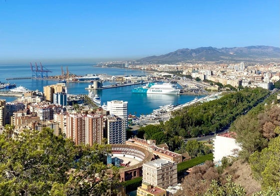 Vista de Málaga, con la plaza de toros, el puerto y un crucero