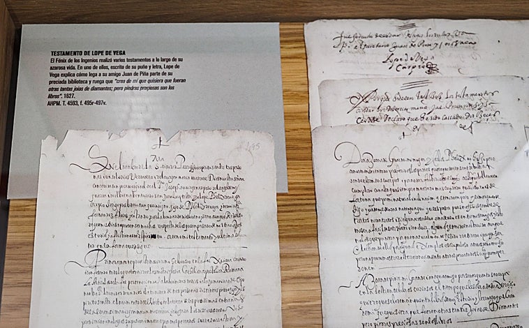 Imagen principal - Arriba, testamento de Lope de Vega. Abajo, izq, edificio del Archivo Regional, donde se aposentará por el momento el Archivo Histórico Provincial de Madrid. Dcha, uno de los documentos que custodia el Archivo Histórico de Protocolos, ahora integrado en el Provincial 