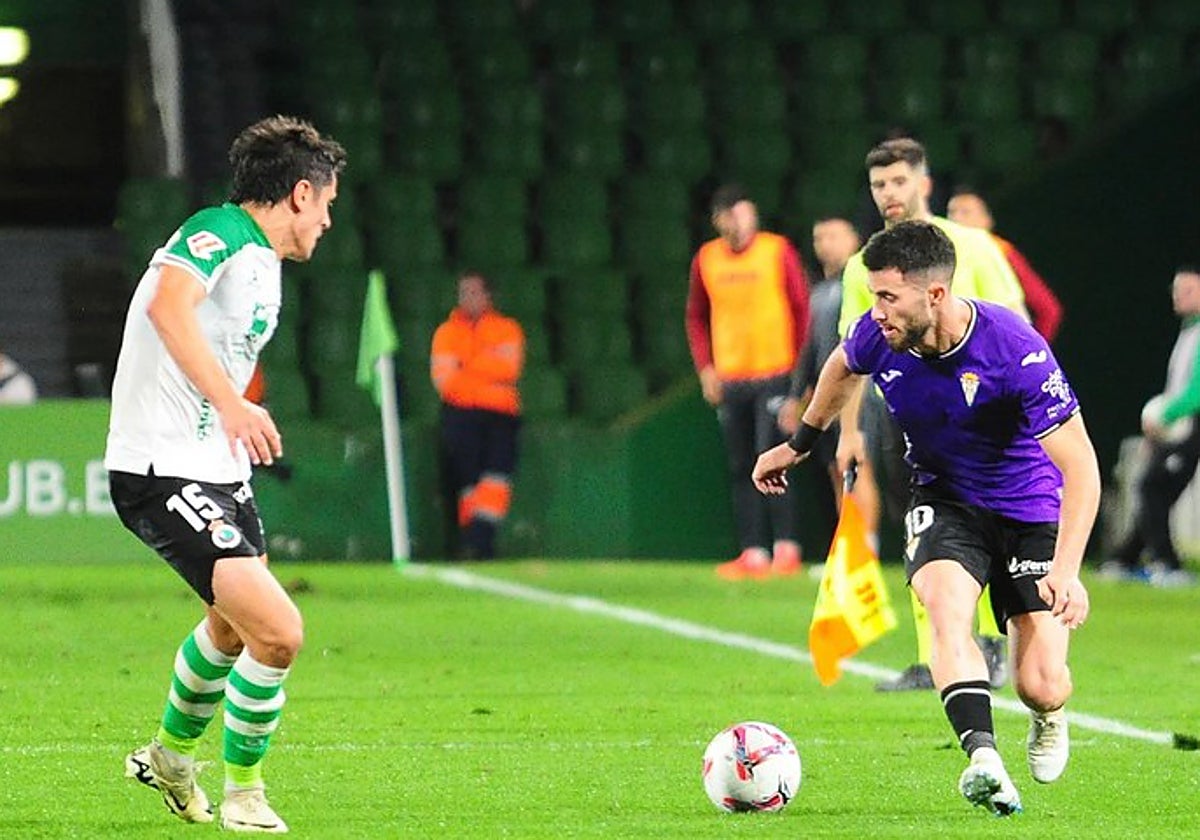 Jacobo conduce el balón durante el partido en El Sardinero