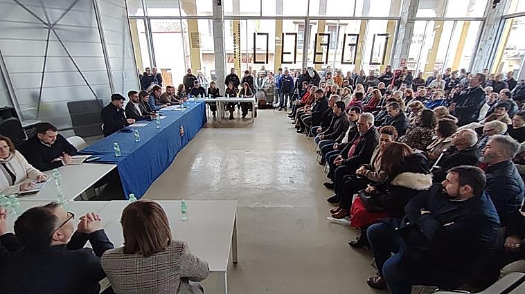 Tenso ambiente y pintadas contra el PP antes del pleno de la moción de censura en Peñarroya