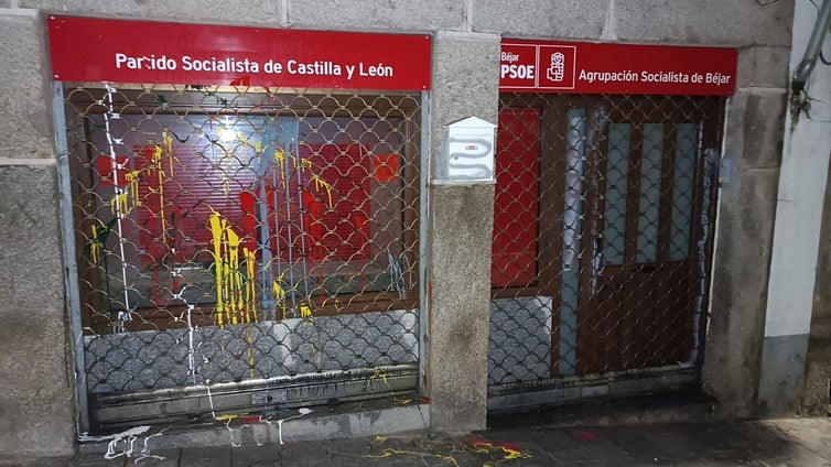 Segundo acto vandálico en una semana contra la sede del PSOE de Béjar (Salamanca): «No nos van a callar»