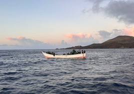 Rescatados esta noche 93 migrantes en un cayuco en aguas de El Hierro