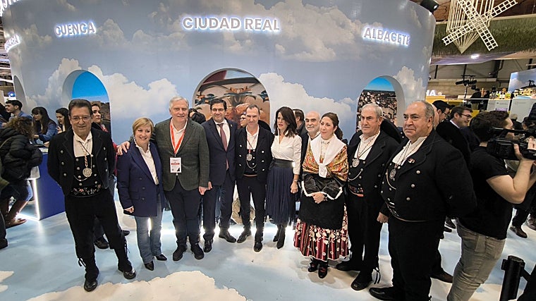 Cañizares y Valverde ayer durante la celebración del día de Ciudad Real y la provincia en Fitur