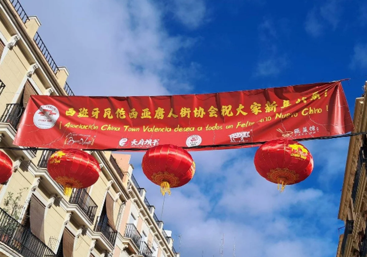 Imagen de la decoración en una calle de Valencia por la celebración del Año Nuevo chino