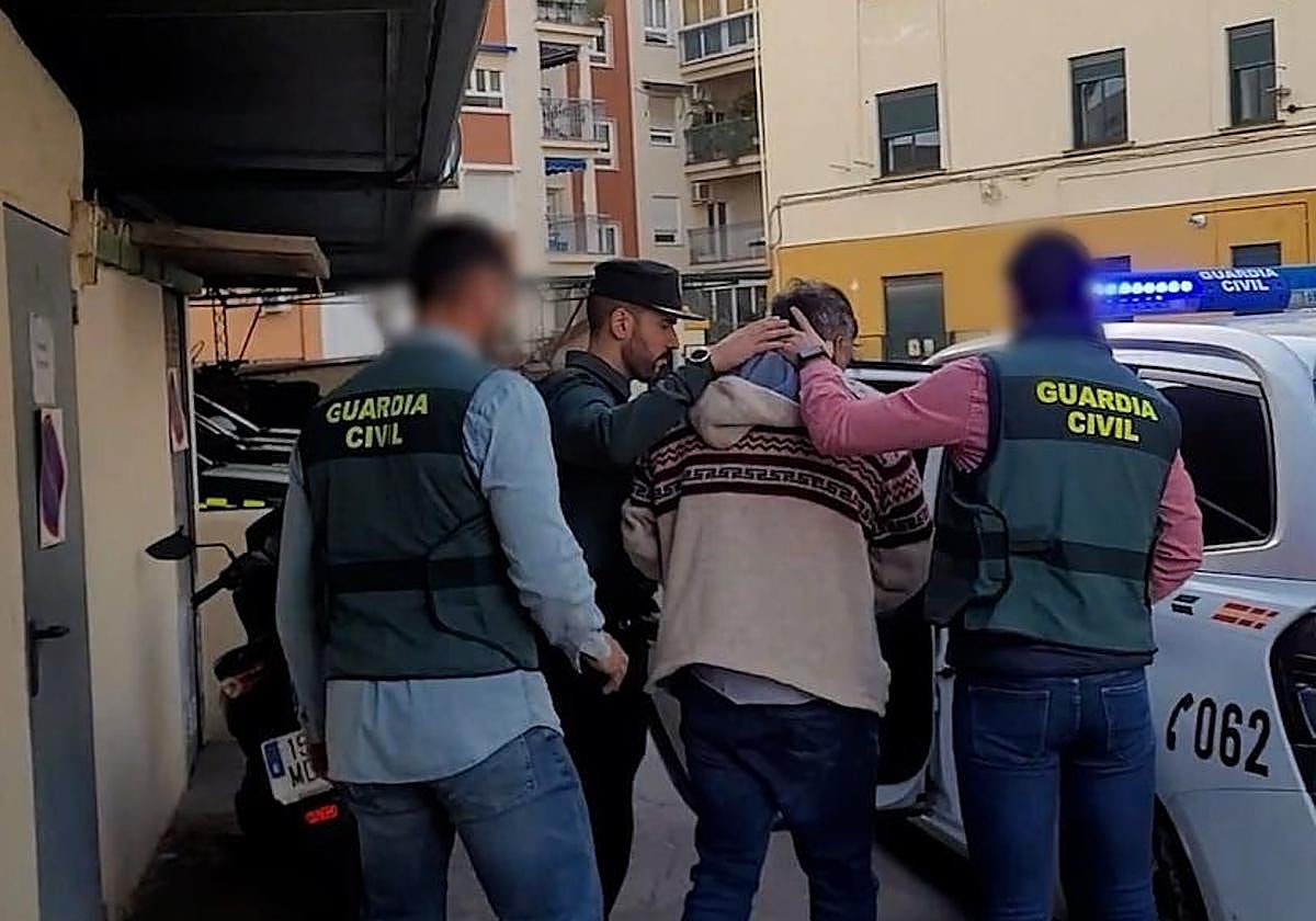 Uno de los arrestados por la Guardia Civil