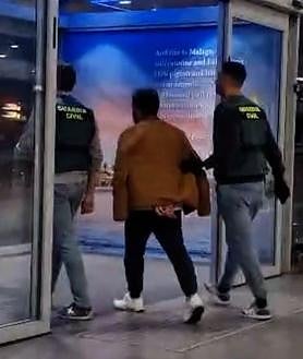 Imagen secundaria 2 - Algunos de los efectos intervenidos en los registros realizados y uno de los dos detenidos.