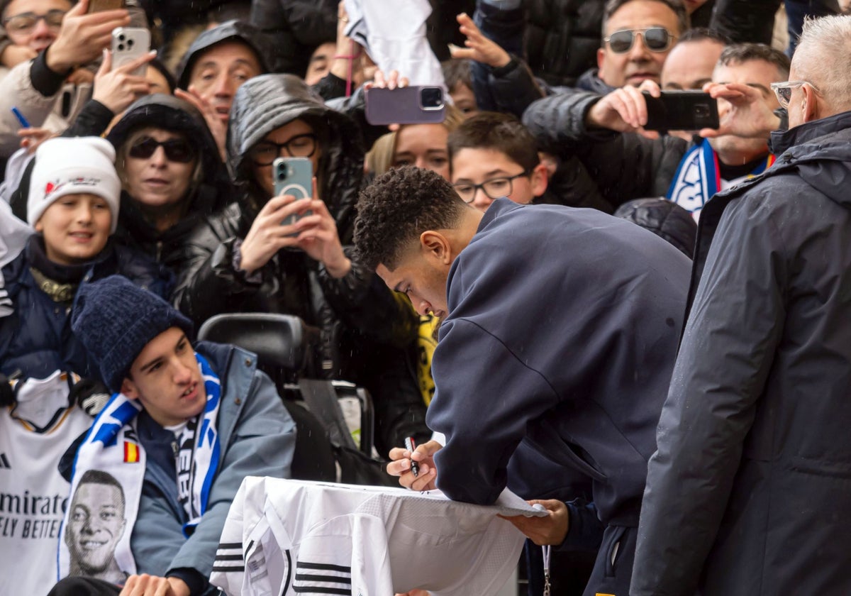 Los jugadores del Real Madrid llegan al hotel en Valladolid antes del encuentro con el equipo local y la afición les recibe emocionada