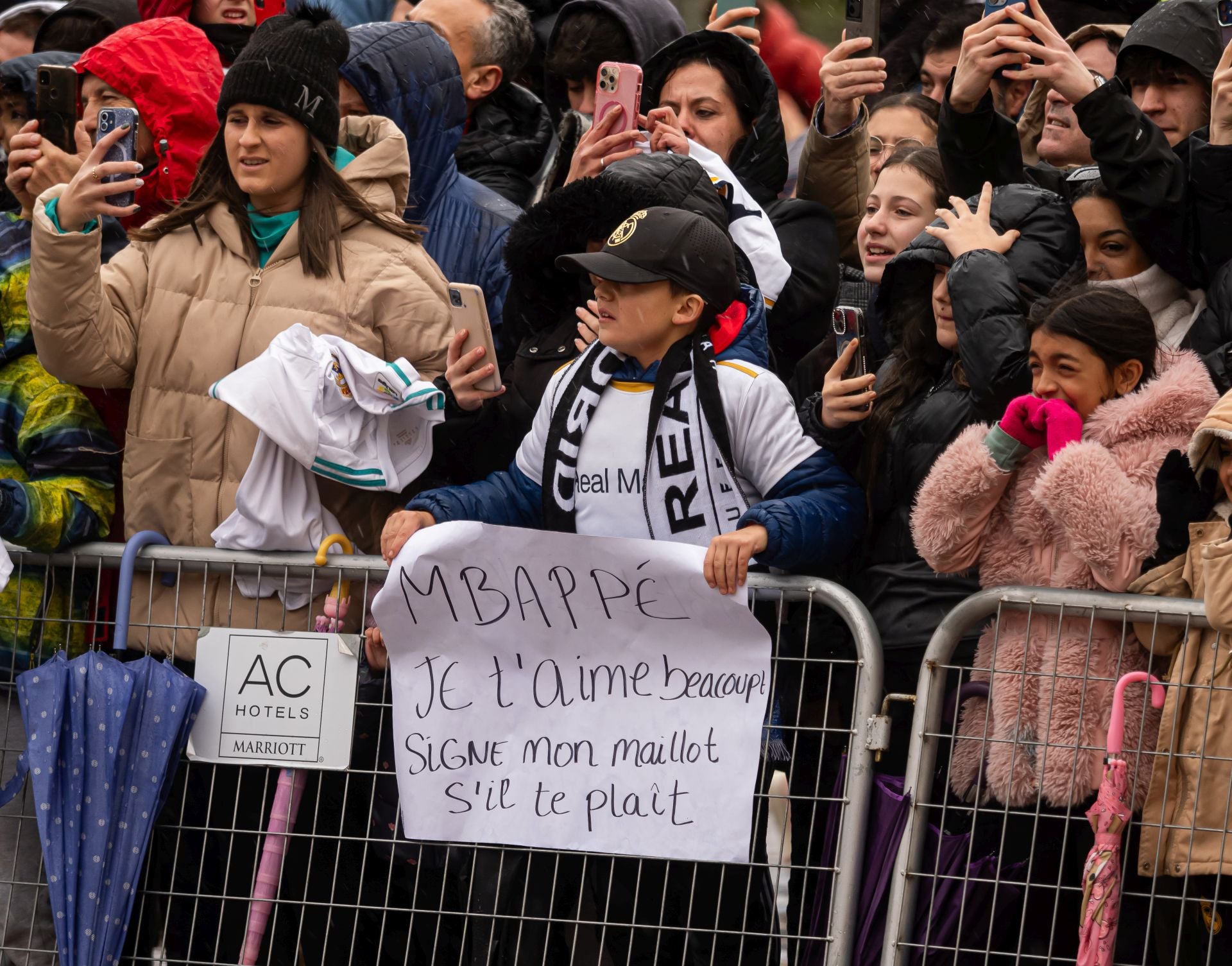 La afición recibe en Valladolid a los jugadores del Real Madrid
