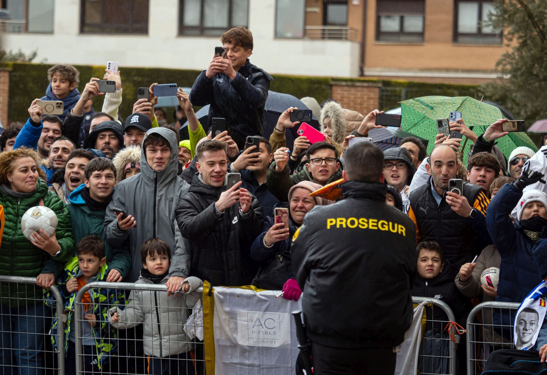La afición recibe en Valladolid a los jugadores del Real Madrid
