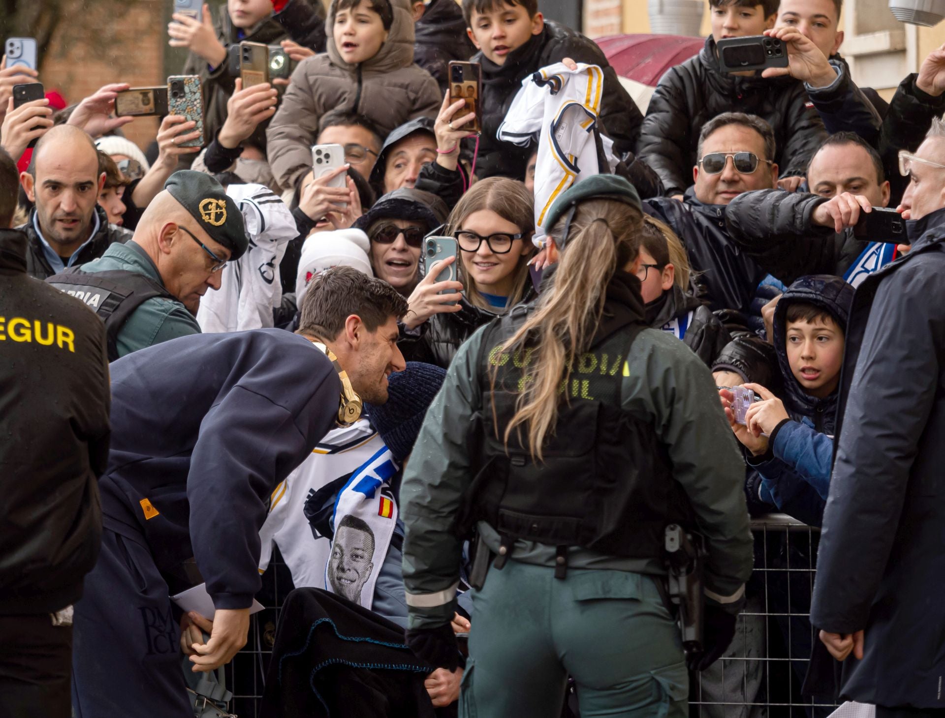 La afición recibe en Valladolid a los jugadores del Real Madrid