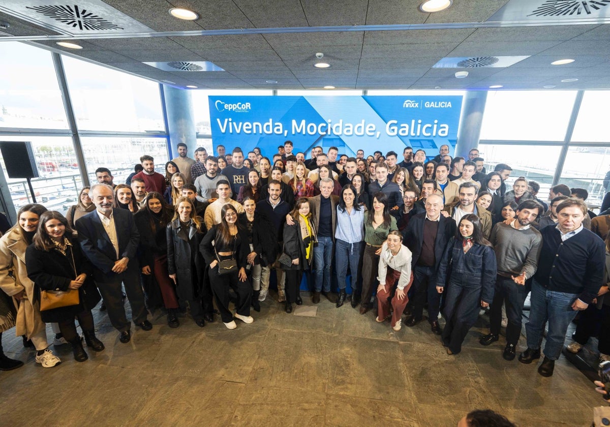 Alfonso Rueda (centro) junto a miembros del Ejecutivo y asistenes al acto 'Vivenda, Mocidade, Galicia'