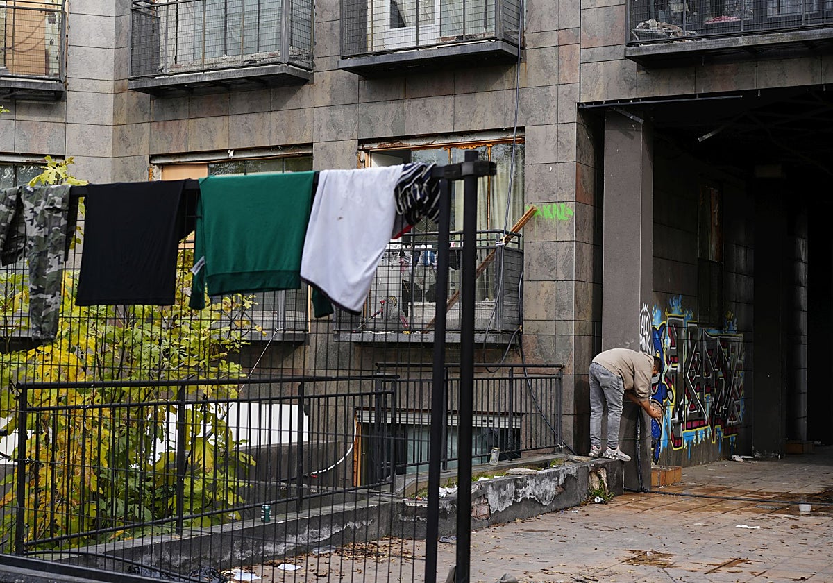 Un joven realiza un empalme de cables en el edificio de la calle de Lola Flores