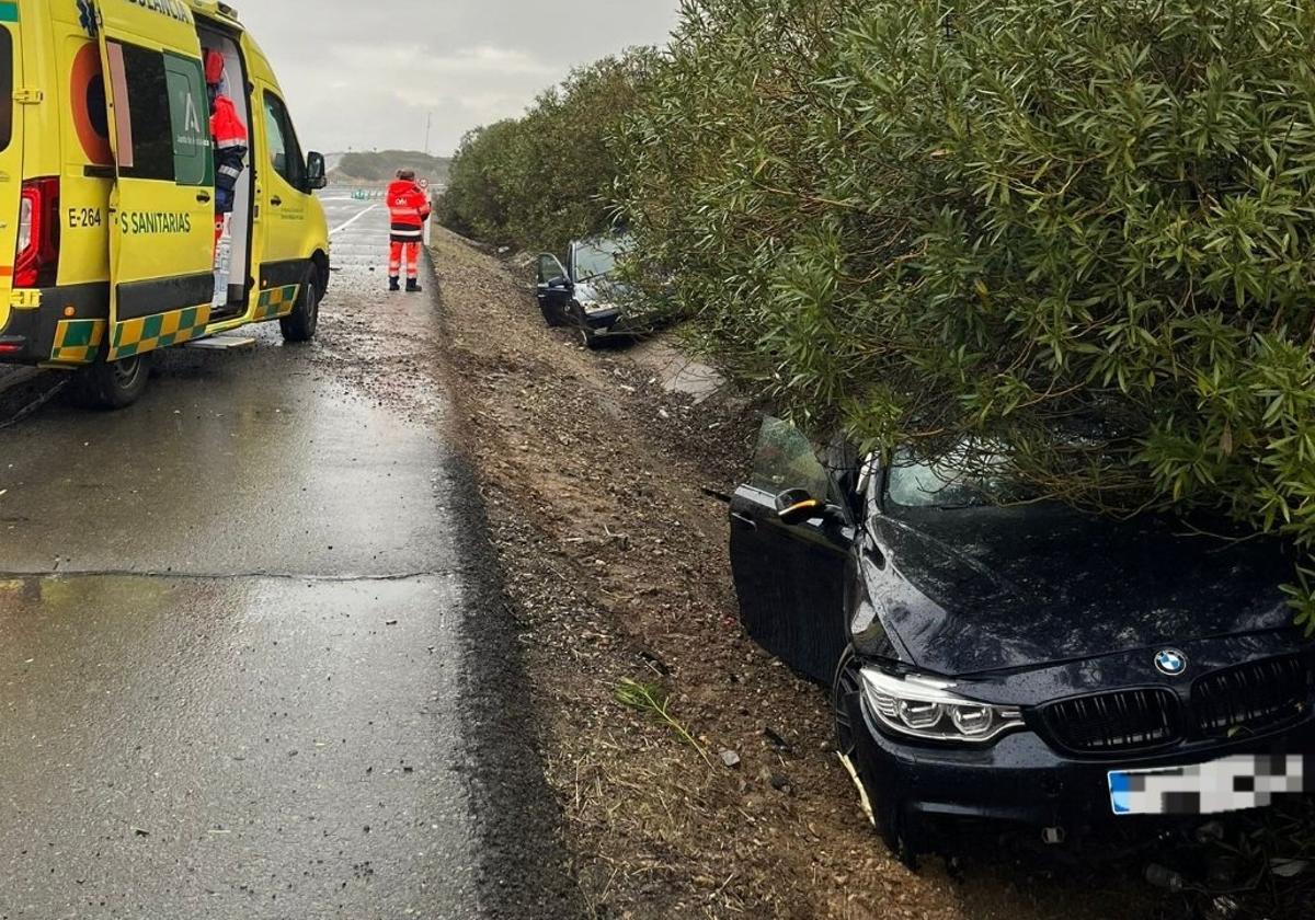 Imagen de los dos coches que chocaron en la A-4 y efectivos del 061