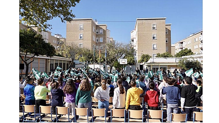 Imagen de archivo de los alumnos de un colegio celebrando en el patio el Día de Andalucía