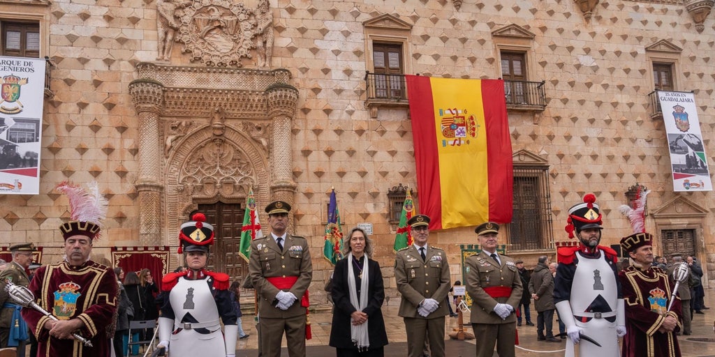 Ana Guarinos impone la Corbata de Bandera de la Ciudad al Parque de Ingenieros en un acto solemne