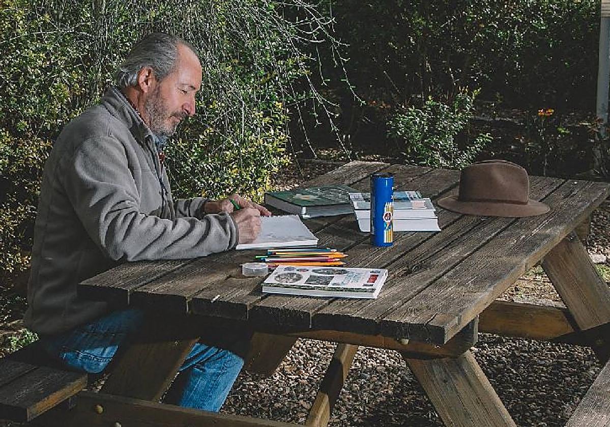 Díaz Morant, en pleno proceso creativo de un diseño de jardín
