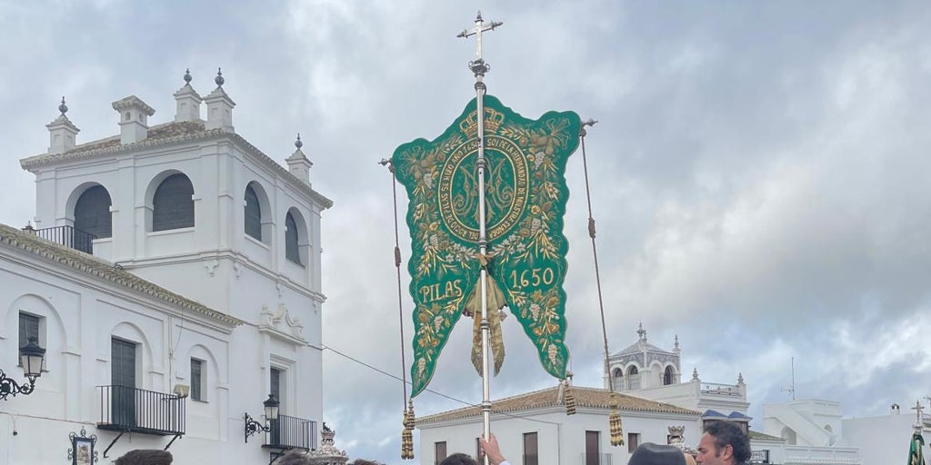 La Hermandad del Rocío de Pilas anuncia en su peregrinación el inicio de la conmemoración de su 375 aniversario