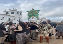 La Hermandad del Rocío de Pilas anuncia en su peregrinación el inicio de la conmemoración de su 375 aniversario