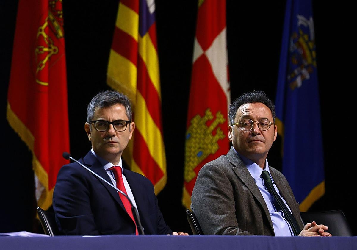 El fiscal general del Estado, Álvaro García Ortiz (d), y el ministro de Justicia, Félix Bolaños (i), durante el acto de entrega de despachos a los 137 integrantes de la LXXIII promoción de la Carrera Judicial el pasado jueves