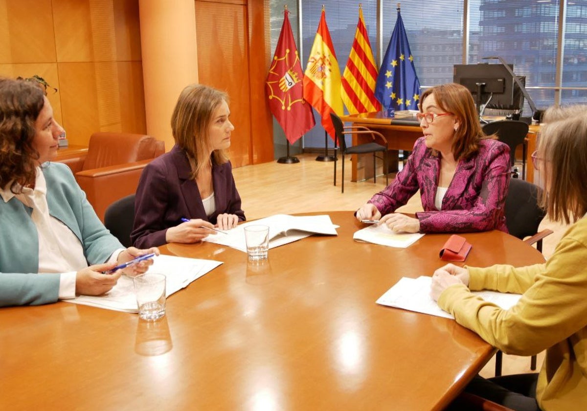 Jéssica Albiach y Sílvia Paneque, hoy, reunidas para firmar el pacto sobre el aumento de las multas, en una imagen facilitada por Comuns