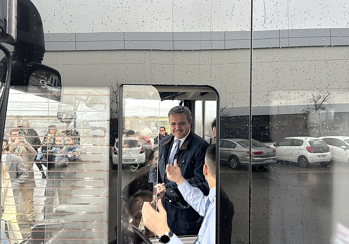 El consejero Jorge Rodrigo, en el autobús sin conductor en Leganés