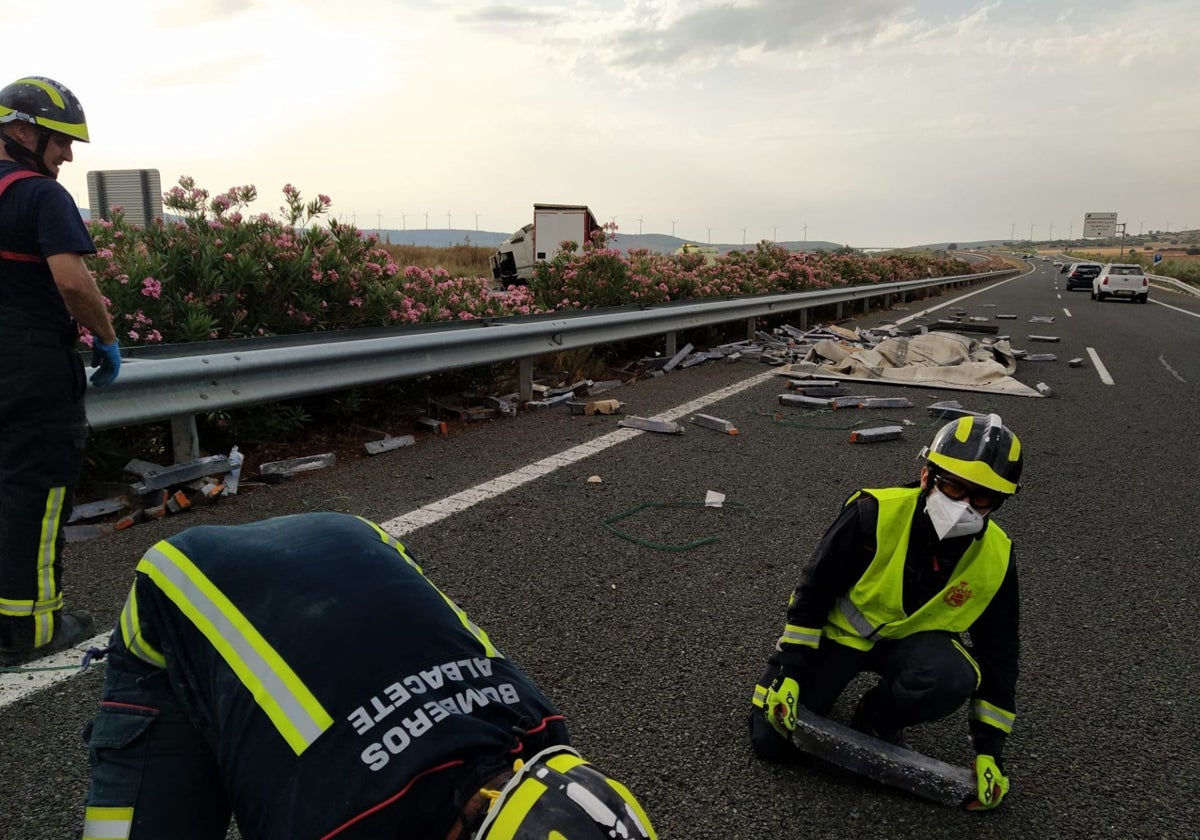 La colisión de varios vehículos provoca el corte total de la A-30 en Pozo Cañada