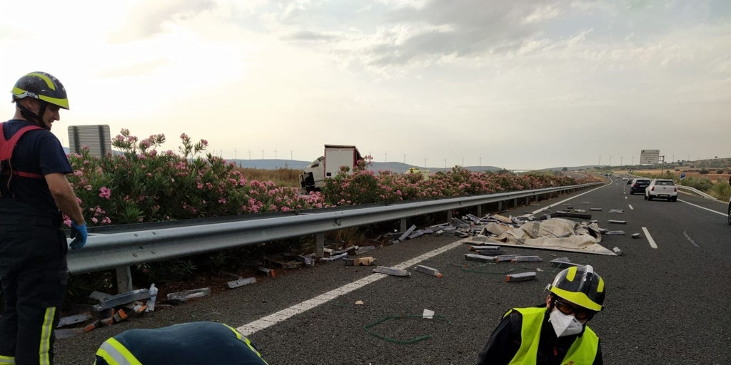 La colisión de varios vehículos provoca el corte total de la A-30 en Pozo Cañada