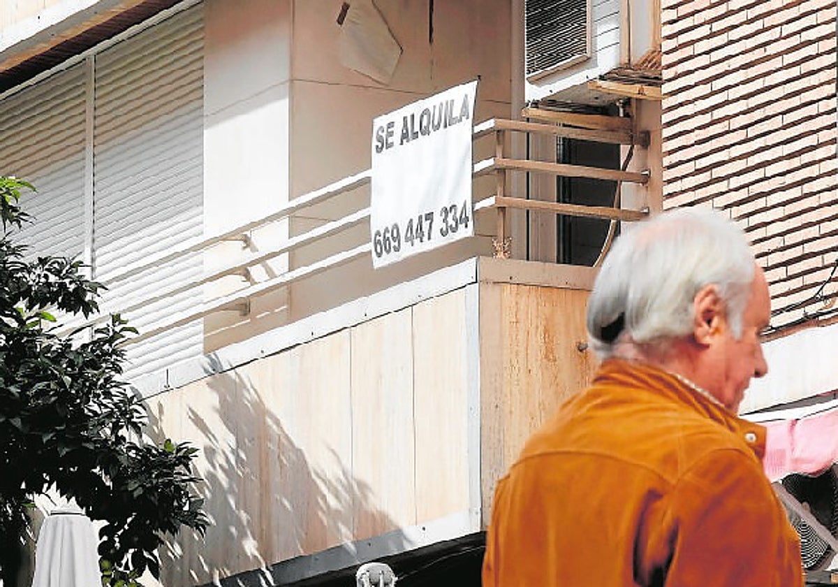Inmueble en el Centro de Córdoba con un cartel de alquiler