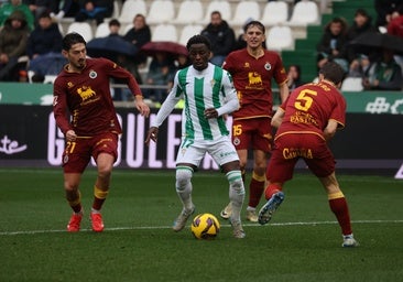 Adilson carga con el peso del ataque del Córdoba CF