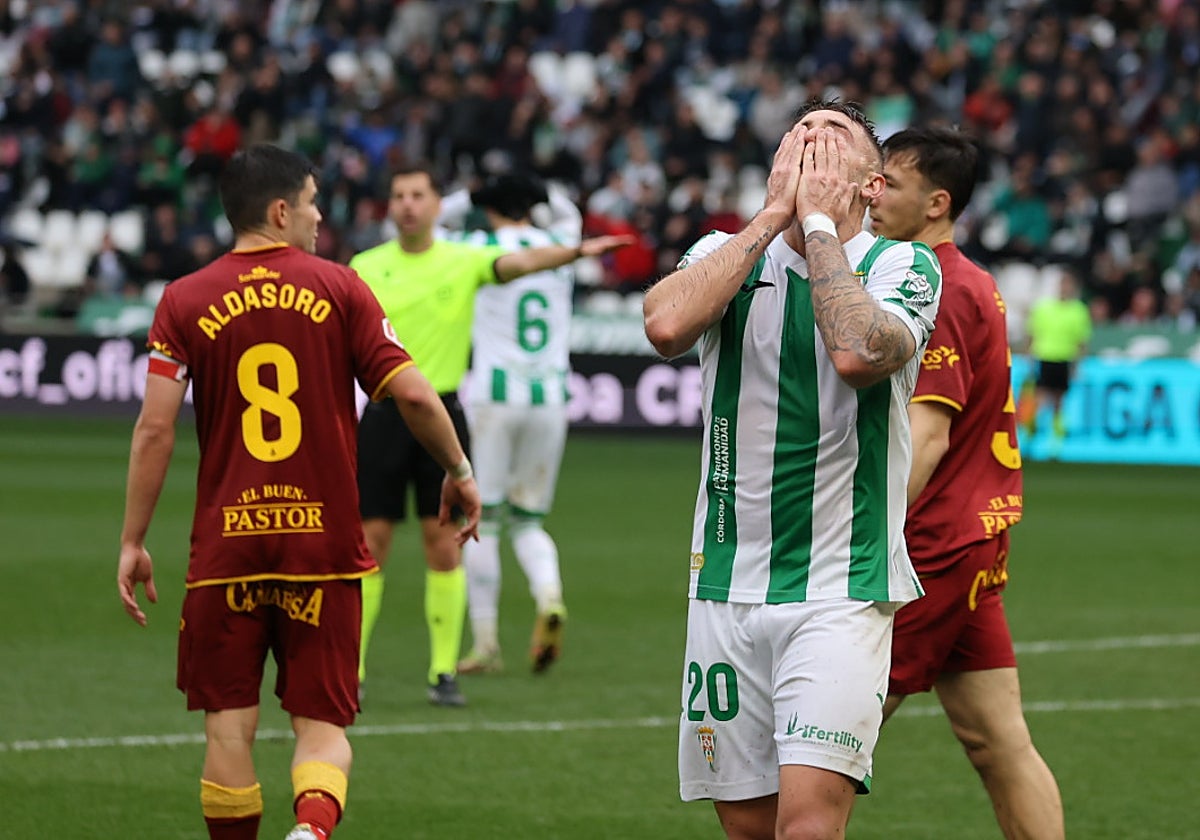 Antonio Casas se lamenta de una ocasión fallida ante el Racing de Santander