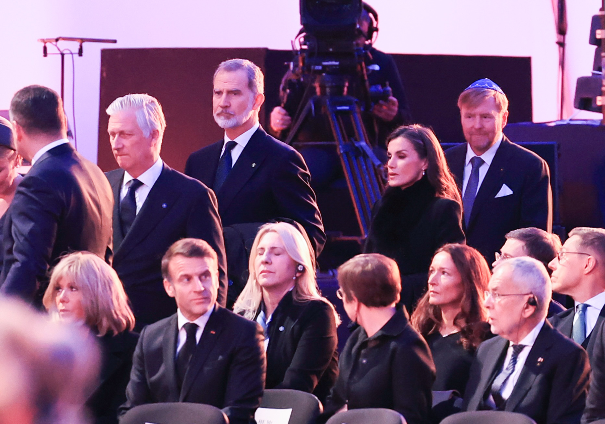 Felipe VI y Doña Letizia durante el 80 aniversario de la liberación del campo